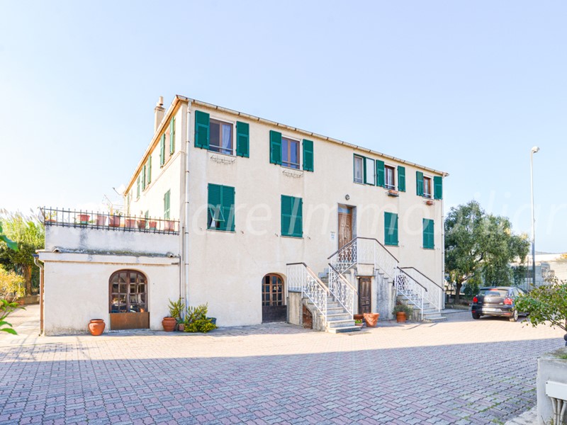 Trilocale in Affitto a Vado Ligure, 700€, 103 m², arredato