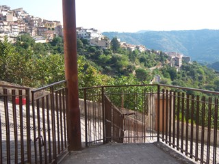 Appartamento in Vendita a Ucria, zona  Monti Nebrodi, 14'000&euro;, 111 m², arredato