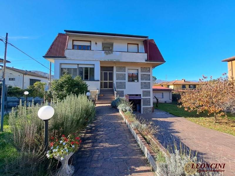 Villa in Vendita a Villafranca in Lunigiana, 200'000&euro;, 450 m²