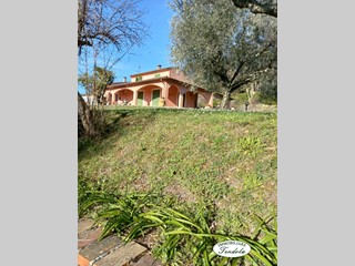 Villa in Vendita a Sarzana, 540'000&euro;, 220 m²