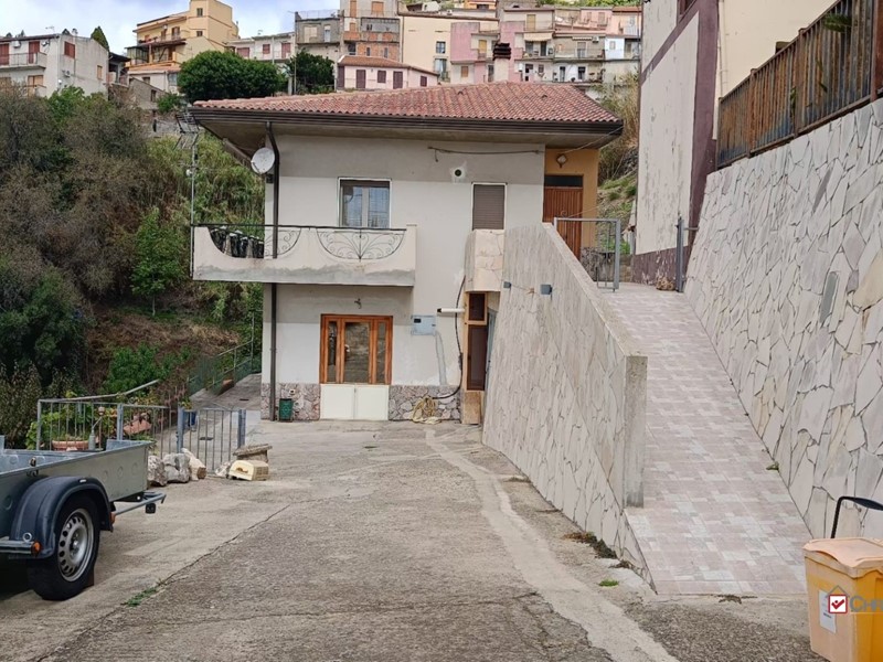 Villa in Vendita a Alì Terme, 169'000&euro;, 120 m²