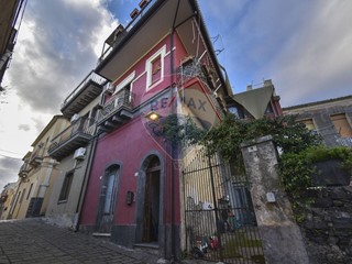 Casa Semi Indipendente in Vendita a Sant'Alfio, 130'000€, 177 m²