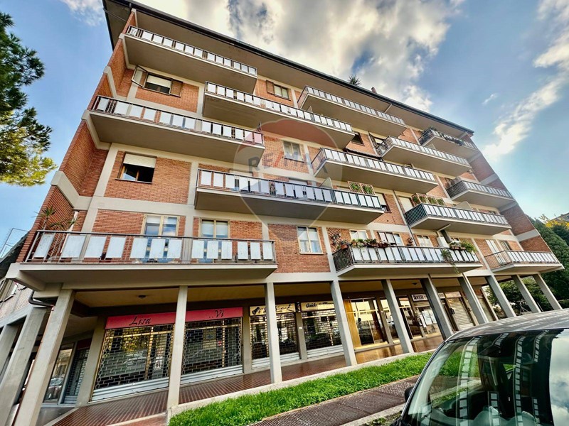Appartamento in Affitto a Prato, 1'300€, 135 m²