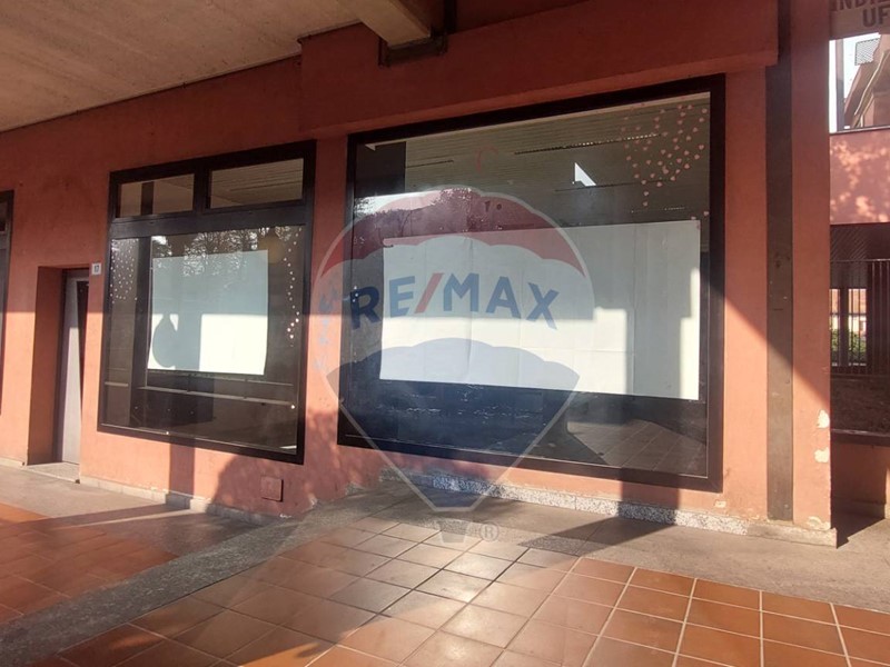 Negozio in Affitto a Mariano Comense, 800€, 90 m²