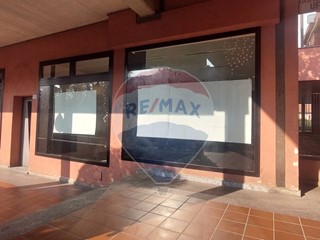 Negozio in Affitto a Mariano Comense, 800€, 90 m²