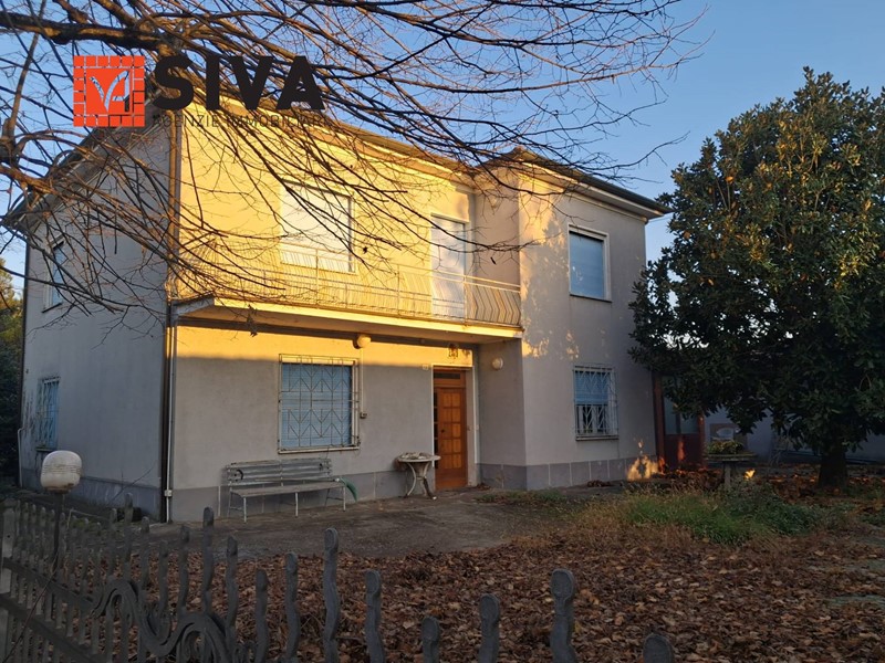 Casa Indipendente in Vendita a Bagnacavallo, 250'000&euro;, 245 m²