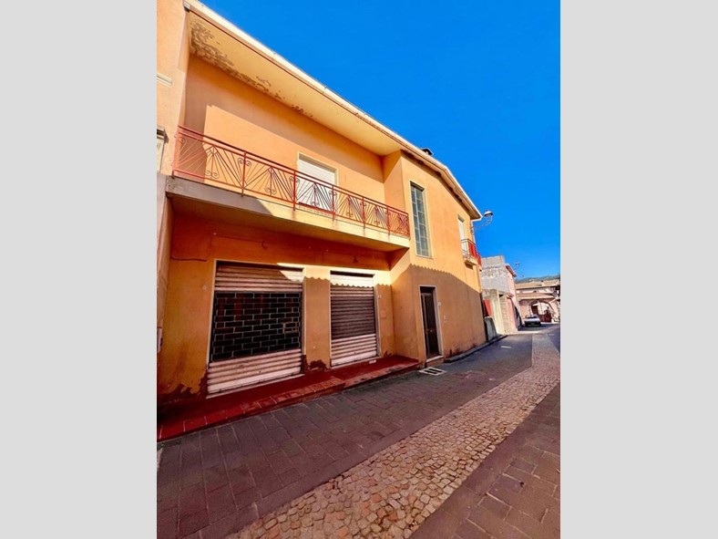 Casa Indipendente in Vendita a Ballao, 65'000&euro;, 250 m²