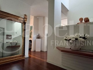 Attico in Vendita a Piacenza, 460'000&euro;, 190 m², arredato, con Box