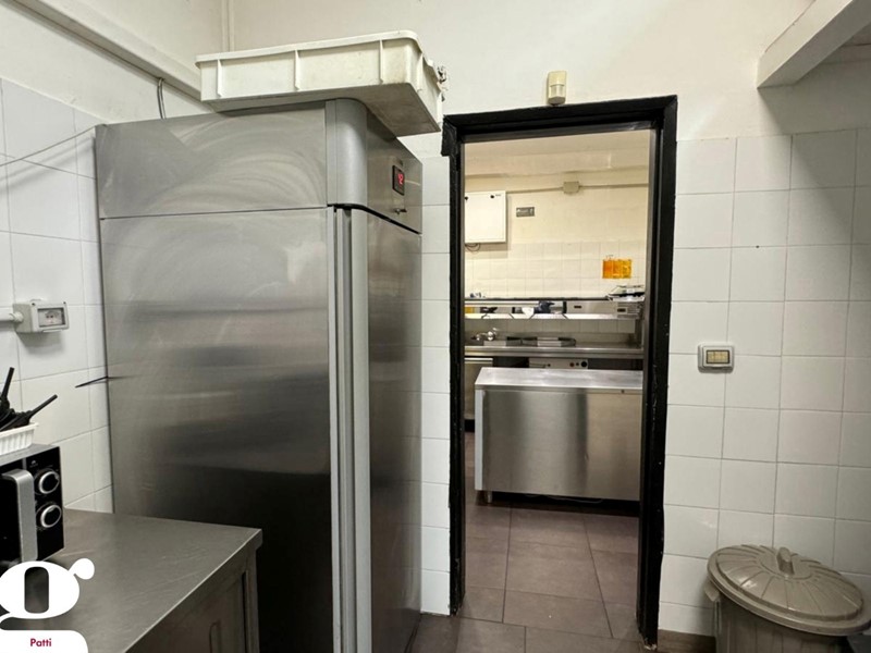 Attività commerciale in Affitto a Villafranca Tirrena, 5'000€, 100 m²