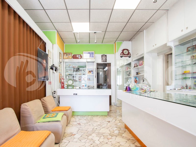 Negozio in Vendita a Cusano Milanino, 118'000&euro;, 100 m²