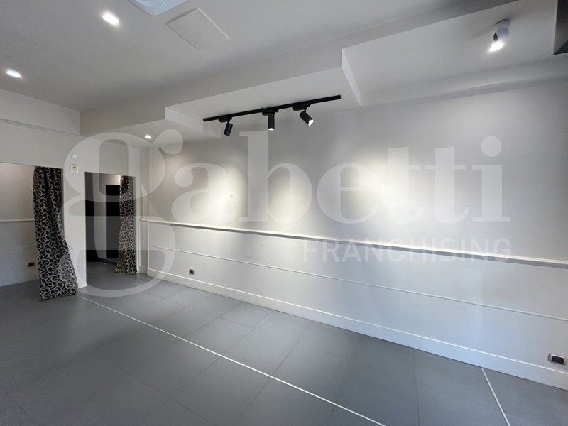Negozio in Affitto a Bari, 1'000&euro;, 50 m²