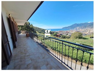 Appartamento in Vendita a Salerno, 850'000€, 265 m², arredato