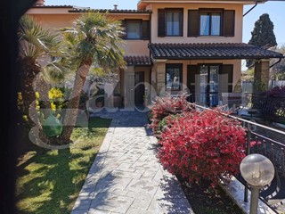 Villa bifamiliare in Vendita a Civita Castellana, 265'000€, 180 m²