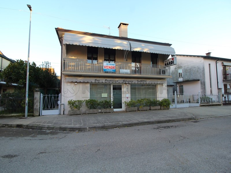 Immobile commerciale in Vendita a Montecchio Maggiore, 450'000&euro;, 624 m², arredato, con Box