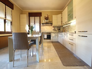 Appartamento in Vendita a Montecchio Maggiore, 160'000&euro;, 134 m², arredato, con Box