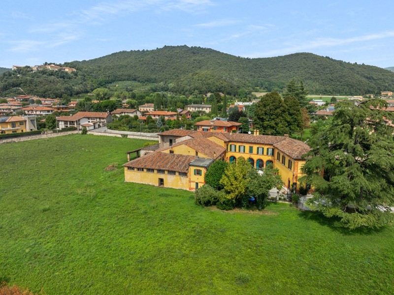 Casa Indipendente in Vendita a Rodengo Saiano, 2'200'000&euro;, 1200 m², con Box