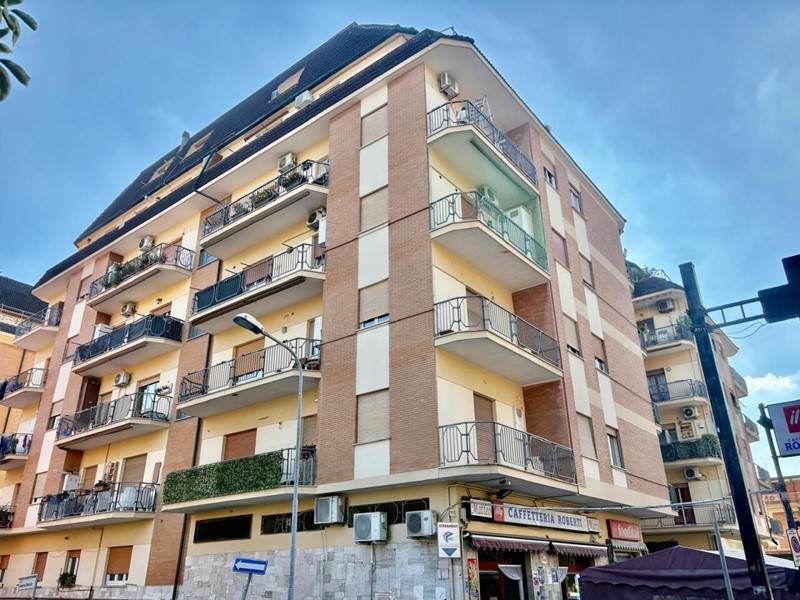 Bilocale in Vendita a Guidonia Montecelio, zona Guidonia, 150'000€, 85 m²