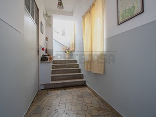 Appartamento in Vendita a Montecchio Maggiore, 150'000&euro;, 166 m², con Box