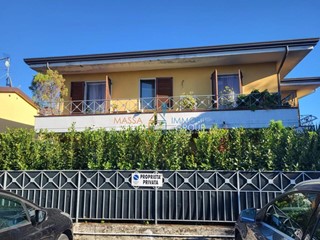 Casa Semi Indipendente in Vendita a Massa, zona Marina Di Massa, 320'000&euro;, 140 m², con Box