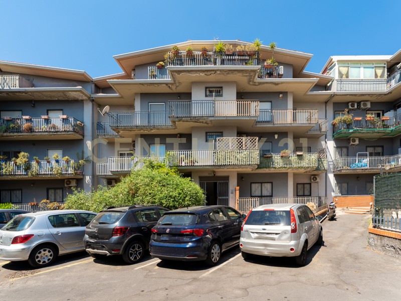 Appartamento in Vendita a Catania, 125'000€, 110 m², con Box