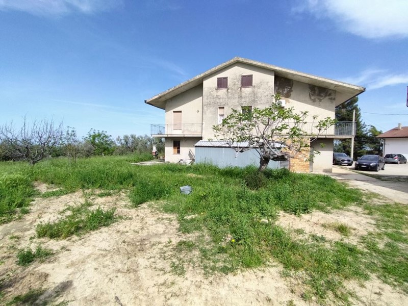 Casale in Vendita a Giuliano Teatino, 200'000&euro;, 440 m²
