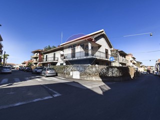 Casa Semi Indipendente in Vendita a Aci Sant'Antonio, 197'000€, 300 m²