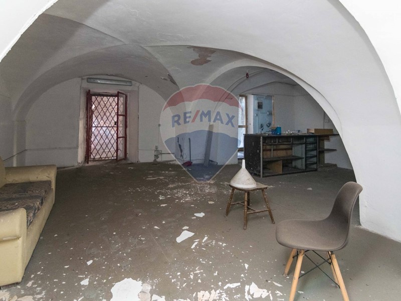 Magazzino in Vendita a Catania, 120'000€, 246 m²