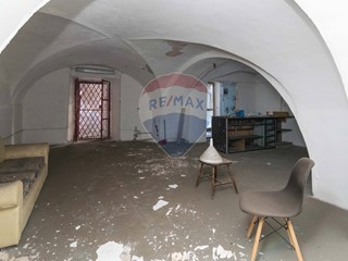 Magazzino in Vendita a Catania, 120'000€, 246 m²