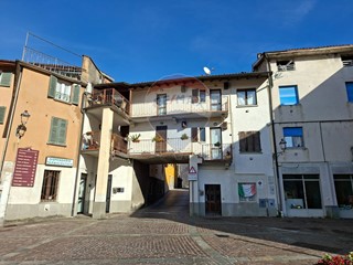 Casa Indipendente in Vendita a Monasterolo del Castello, 170'000€, 240 m²