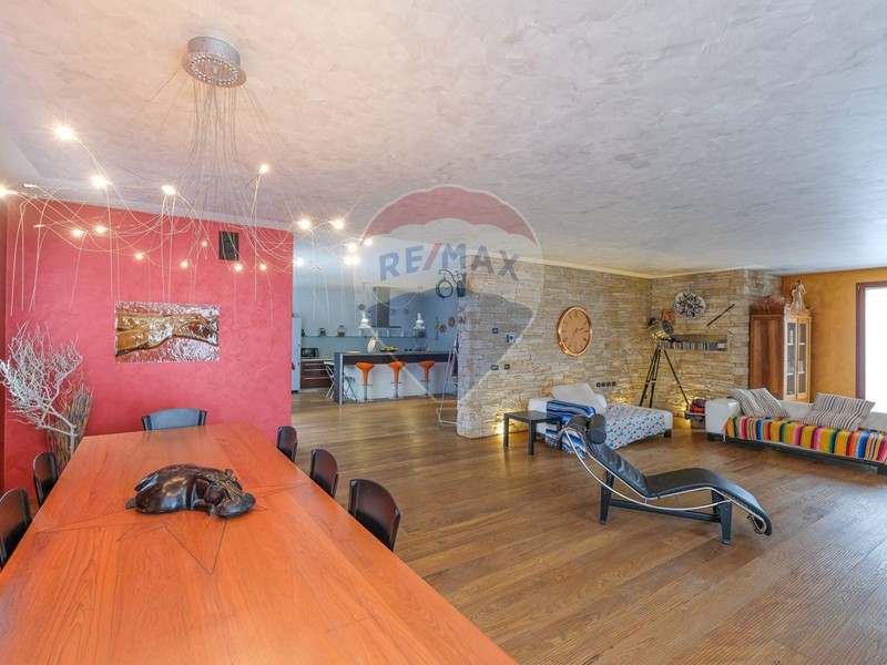 Quadrilocale in Vendita a Fontanella, 220'000€, 276 m²