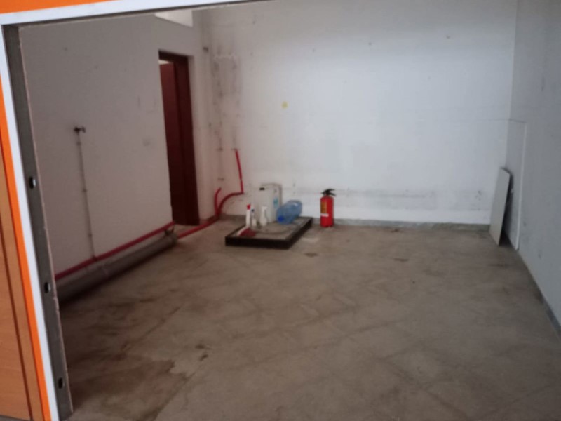Negozio in Affitto a Brindisi, 480€, 53 m², arredato