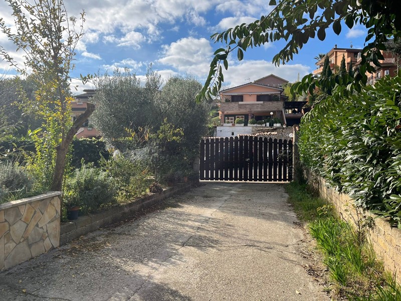 Villa bifamiliare in Vendita a Roma, 295'000&euro;, 161 m², con Box