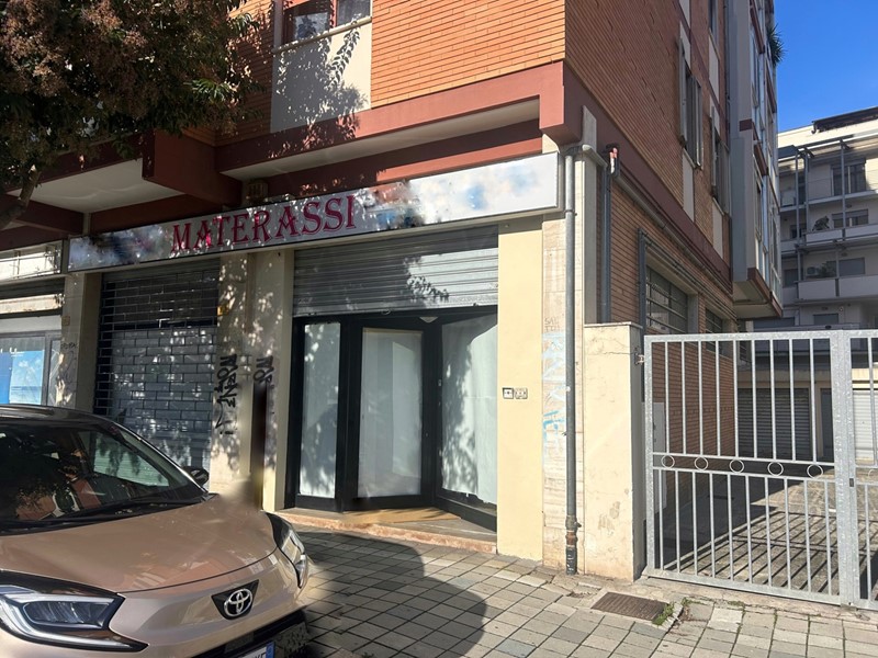 Negozio in Vendita a Pescara, 300'000&euro;, 267 m²