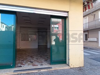 Immobile commerciale in Vendita a Chioggia, zona Sottomarina, 125'000€, 60 m²