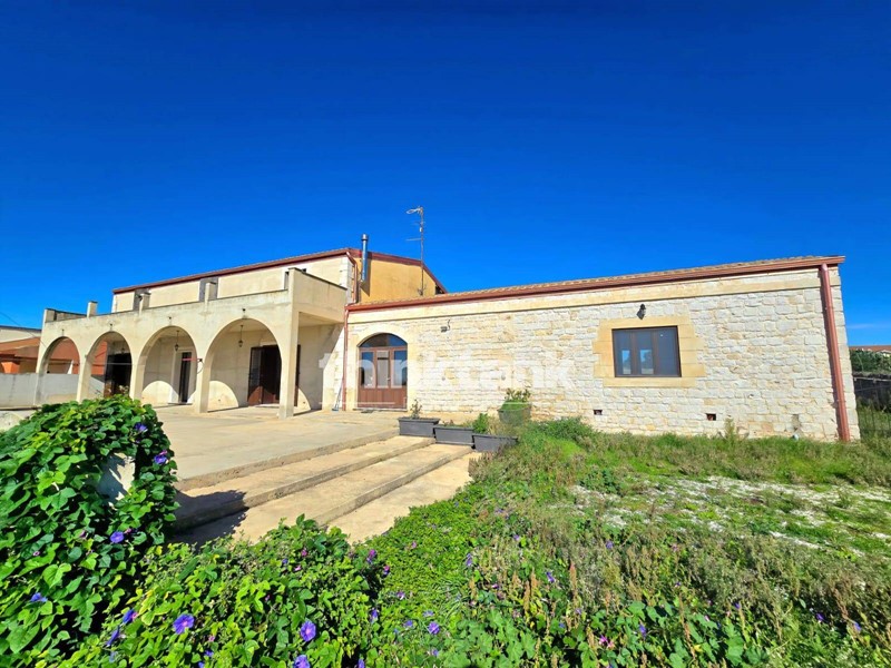 Villa in Vendita a Scicli, 329'000&euro;, 445 m²