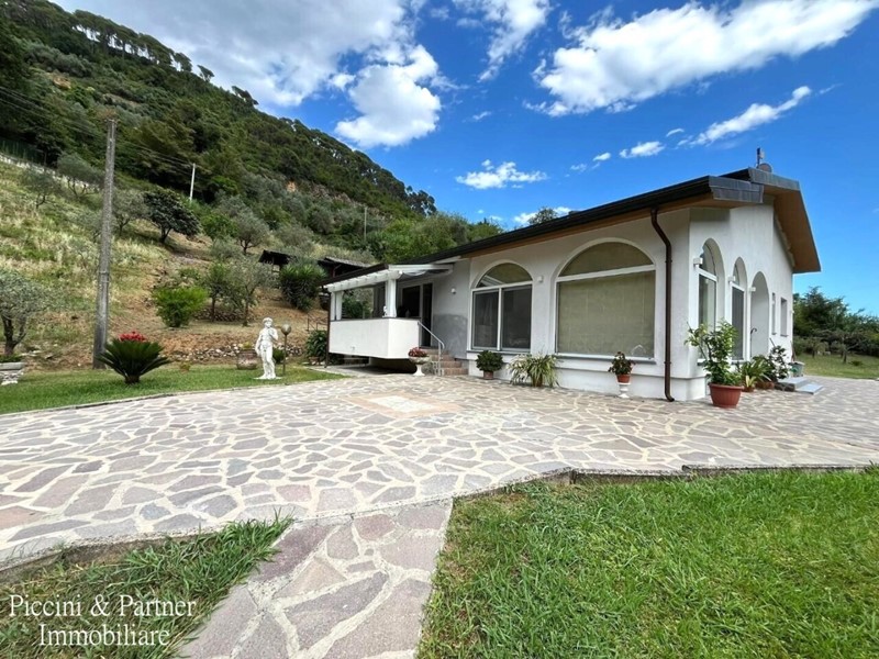 Casa Indipendente in Vendita a Massa, zona Mirteto, 630'000&euro;, 190 m²
