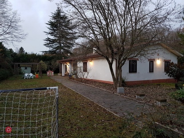 Villa in Vendita a Rignano Flaminio, zona Centro Residenziale Montelarco, 280'000€, 200 m²