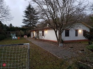 Villa in Vendita a Rignano Flaminio, zona Centro Residenziale Montelarco, 280'000€, 200 m²