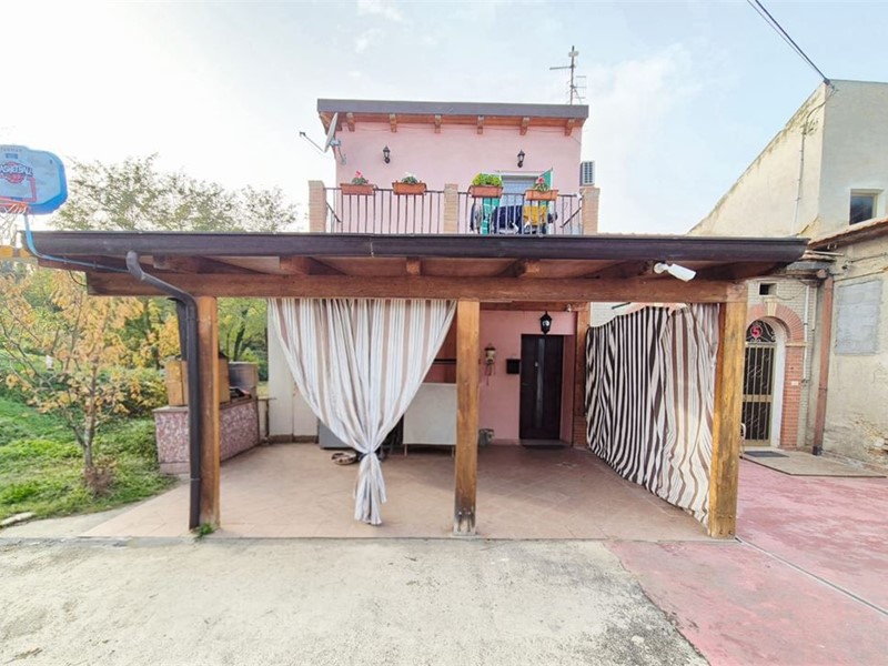 Casa Semi Indipendente in Vendita a Giuliano Teatino, 75'000&euro;, 125 m²