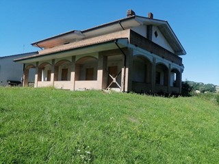 Villa in Vendita a Frontone, 320'000&euro;, 400 m²