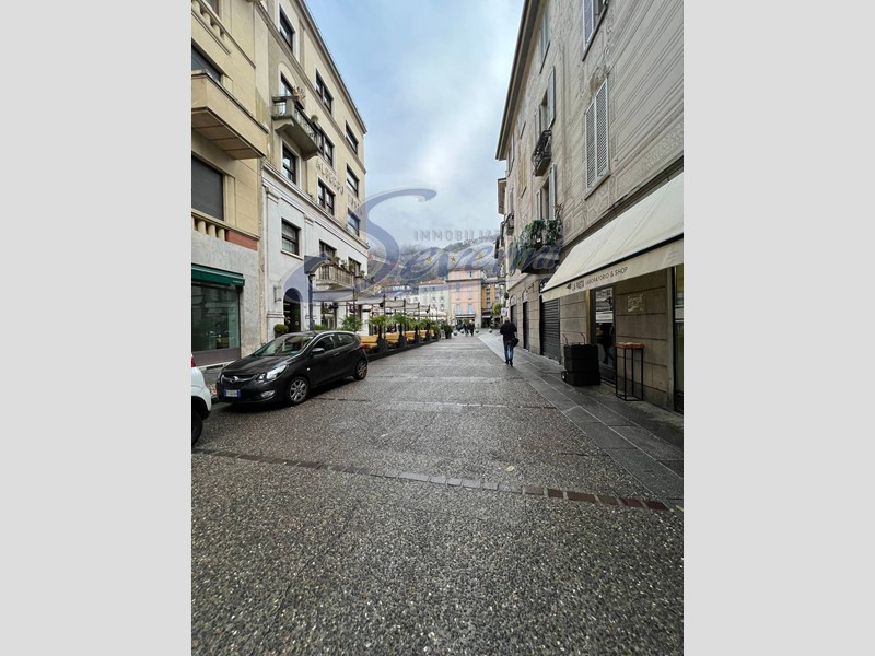 Negozio in Affitto a Como, 8'500€, 150 m²