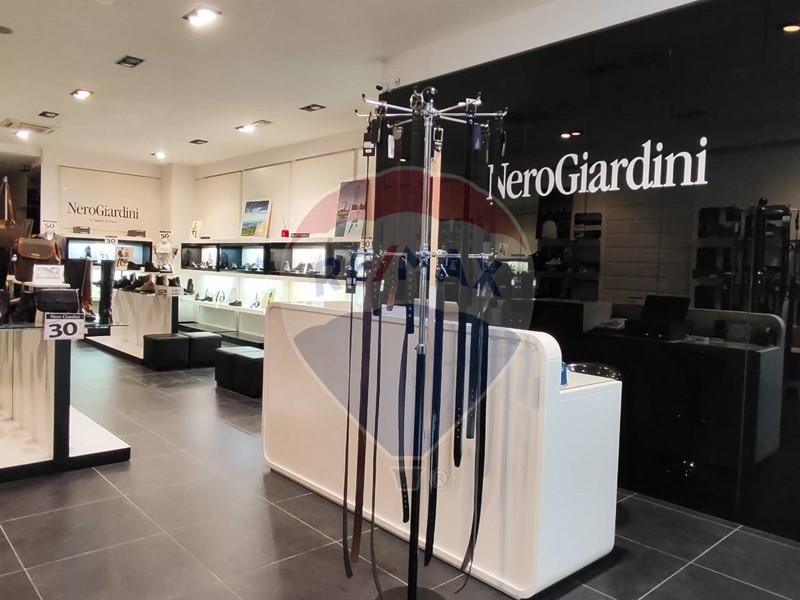 Negozio in Affitto a Caltagirone, 1'300€, 101 m²