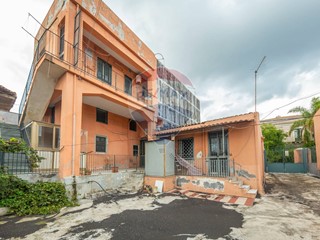 Casa Indipendente in Vendita a Aci Castello, 315'000&euro;, 250 m²