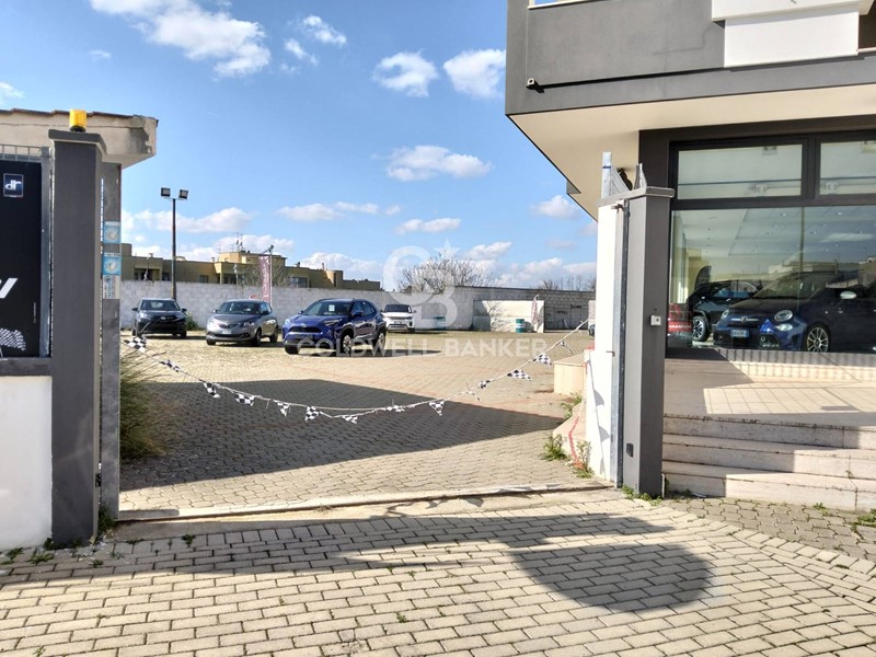 Immobile commerciale in Affitto a Galatina, 2'000&euro;, 345 m²