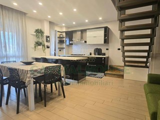 Quadrilocale in Affitto a San Nicola la Strada, 800€, 156 m²