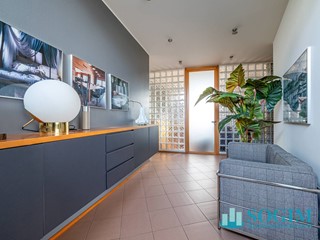 Ufficio in Affitto a Cantù, 2'700€, 472 m²