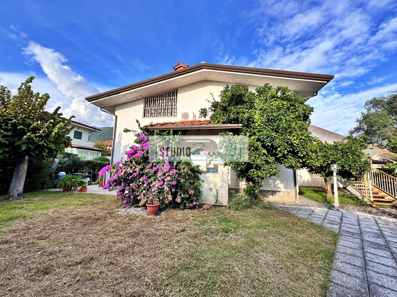 Villa in Vendita a Pietrasanta, 450'000&euro;, 280 m²