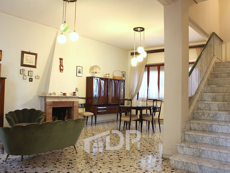Casa Indipendente in Vendita a Palombara Sabina, 249'000&euro;, 325 m²