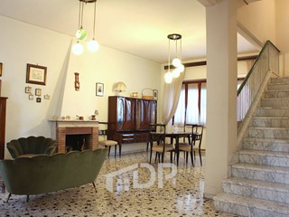 Casa Indipendente in Vendita a Palombara Sabina, 249'000&euro;, 325 m²