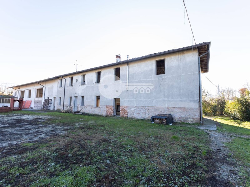 Rustico in Vendita a Visano, 95'000&euro;, 326 m²